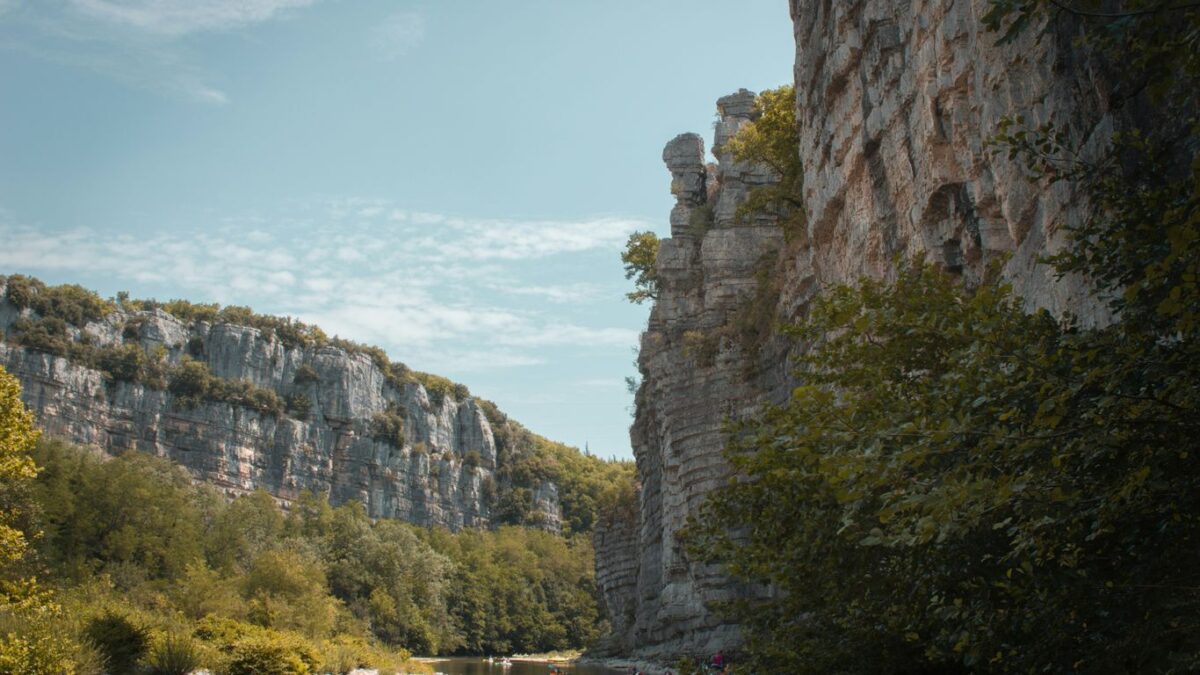 Ardèche Geheimtipps: 5 Erlebnisse abseits von Pont d’Arc und Massentourismus 2 river between rocky mountains under blue sky during daytime