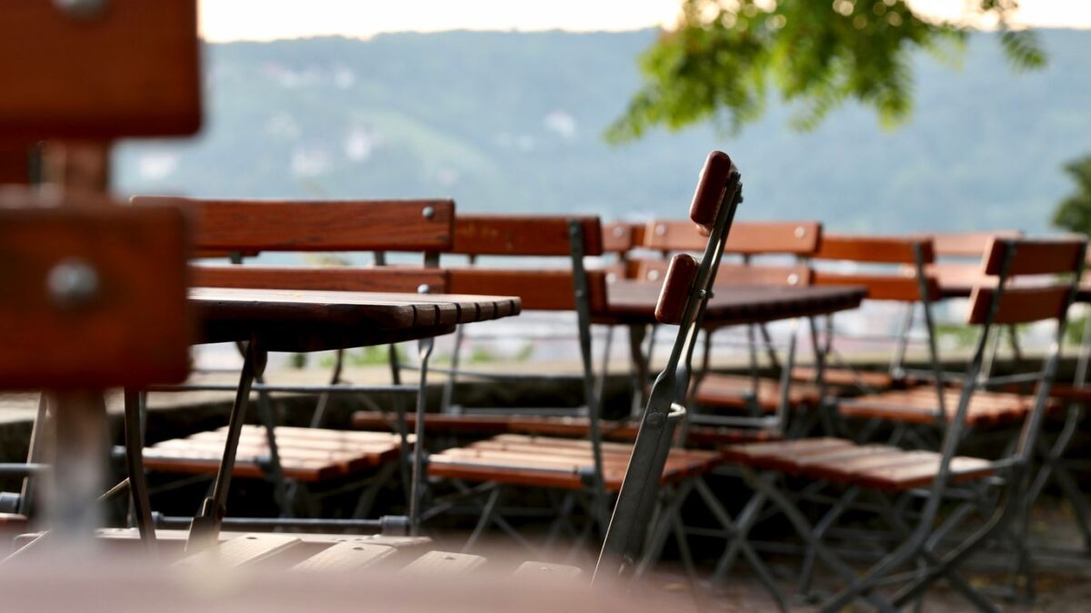 a row of wooden chairs sitting next to each other
