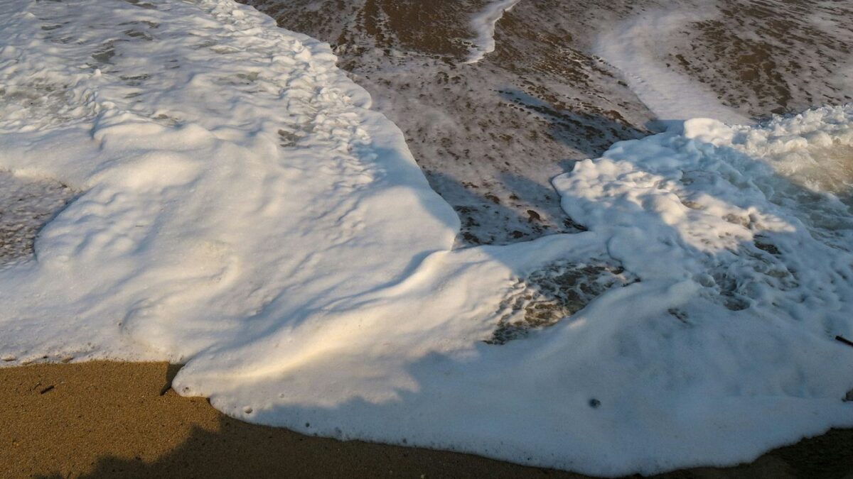 Geheimtipp Sylt Winter: 5 Gründe, warum sich die Insel gerade jetzt lohnt 2 white snow on brown sand