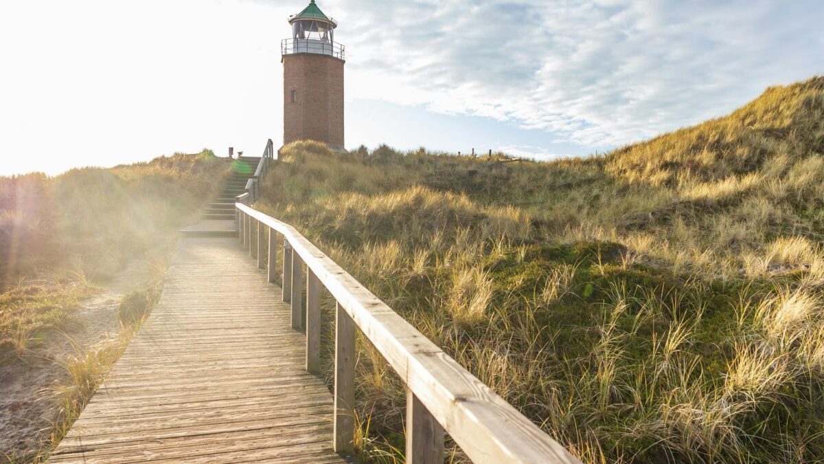 Geheimtipp Sylt Winter: 5 Gründe, warum sich die Insel gerade jetzt lohnt 9 a wooden walkway leading to a lighthouse on a hill