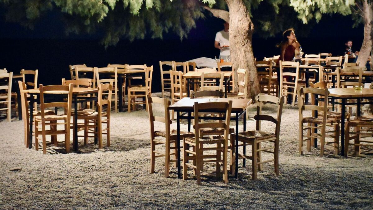 Kreta Geheimtipps Essen: 7 Tavernen und Spezialitäten, die du probieren solltest 2 a group of chairs and tables outside