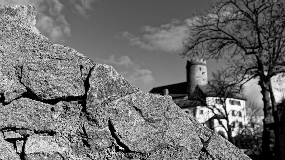 Schwäbische Alb Geheimtipp: 6 besondere Naturorte, Burgen und Aussichtspunkte 3 A black and white photo of a large rock