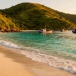 Entspannter Strand mit Fischerbooten in St. Tropez