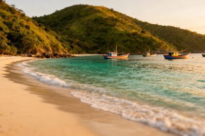 Entspannter Strand mit Fischerbooten in St. Tropez